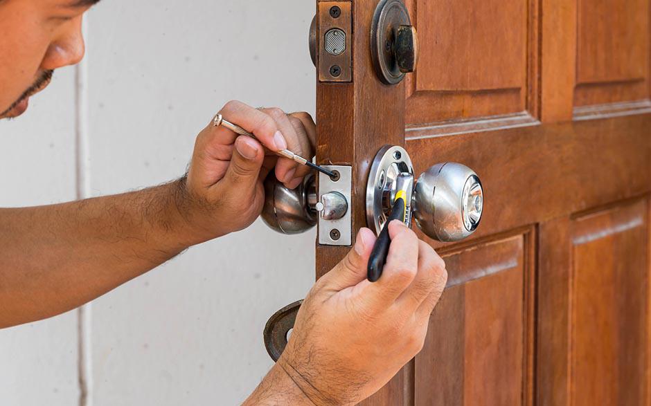 serrurier pour ouverture de porte coincée Versailles